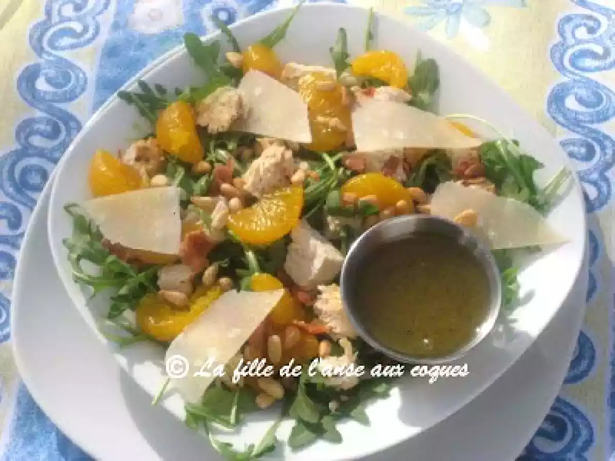 SALADE DE ROQUETTE, POULET, COPEAUX DE PARMESAN ET PIGNONS