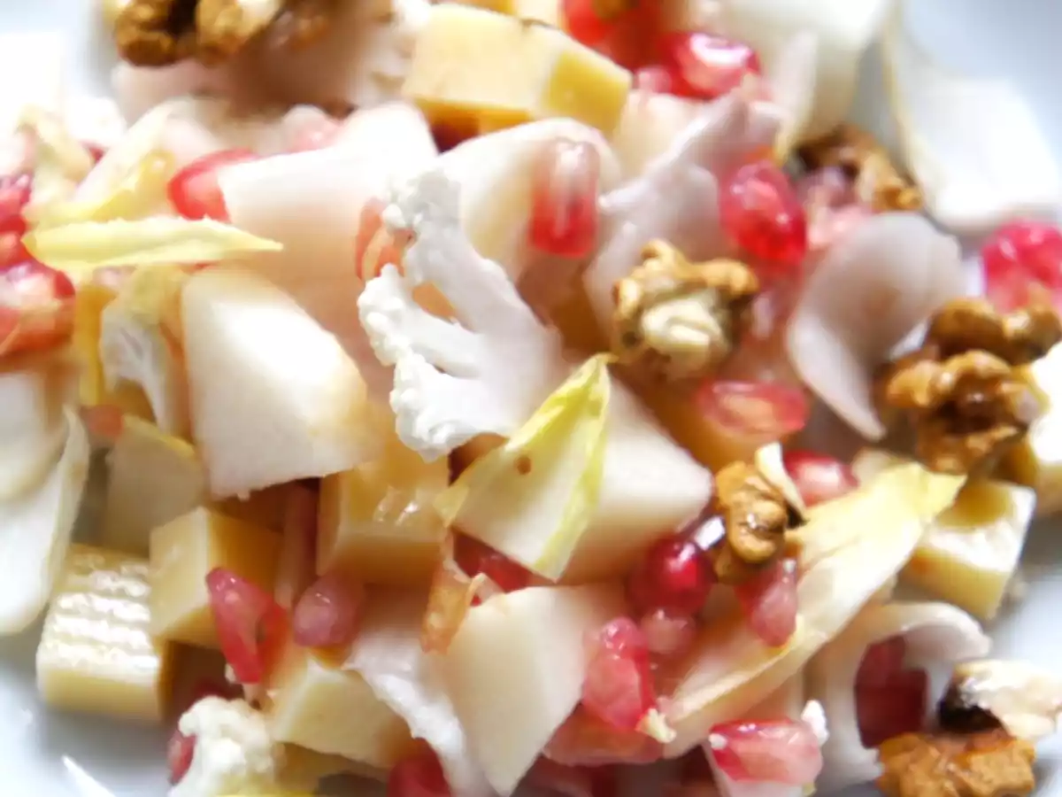 Salade de saison aux noix, poire, comté et grenade - photo 2