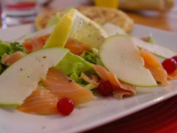 Salade de saumon fumé, pomme verte et groseilles