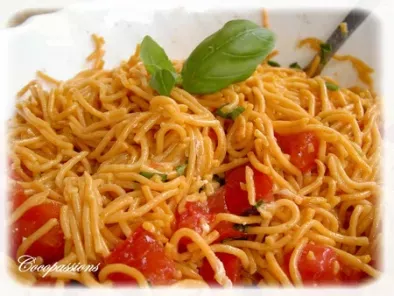 Salade de spaghettis au quinoa tomates chèvre et basilic