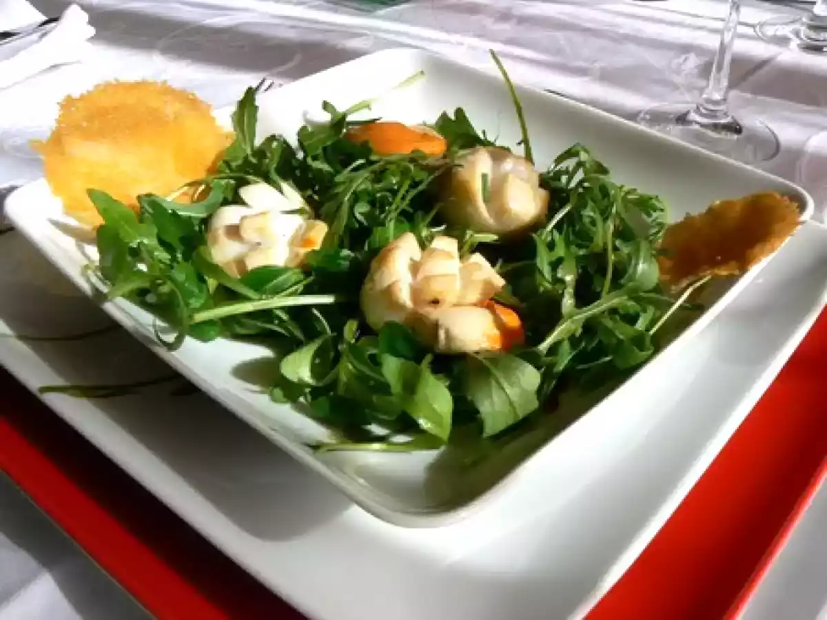 Salade de St Jacques, tuiles au Parmesan