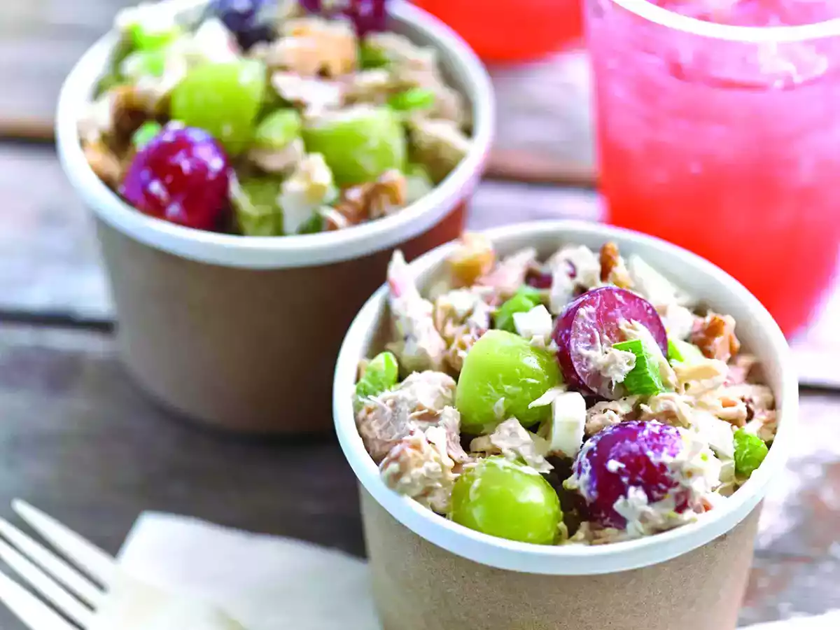 Salade de thon aux raisins et vinaigrette au citron et à l'estragon