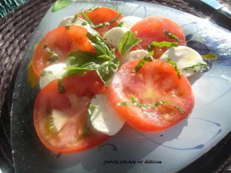 Salade de tomates, bocconcini et basilic