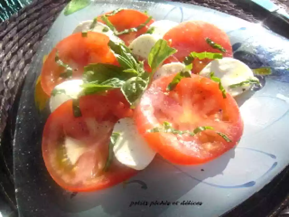 Salade de tomates, bocconcini et basilic