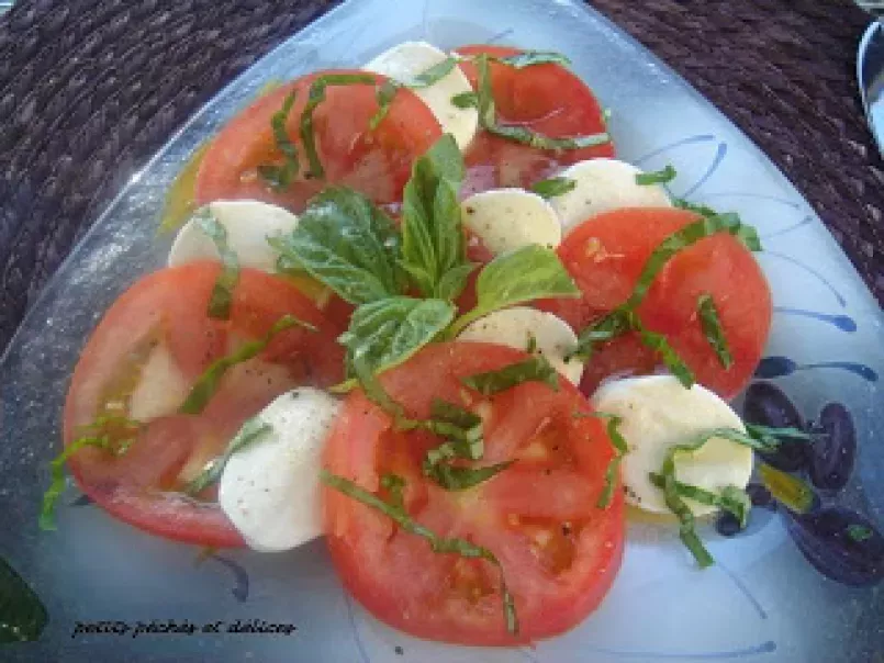 Salade de tomates, bocconcini et basilic - photo 2