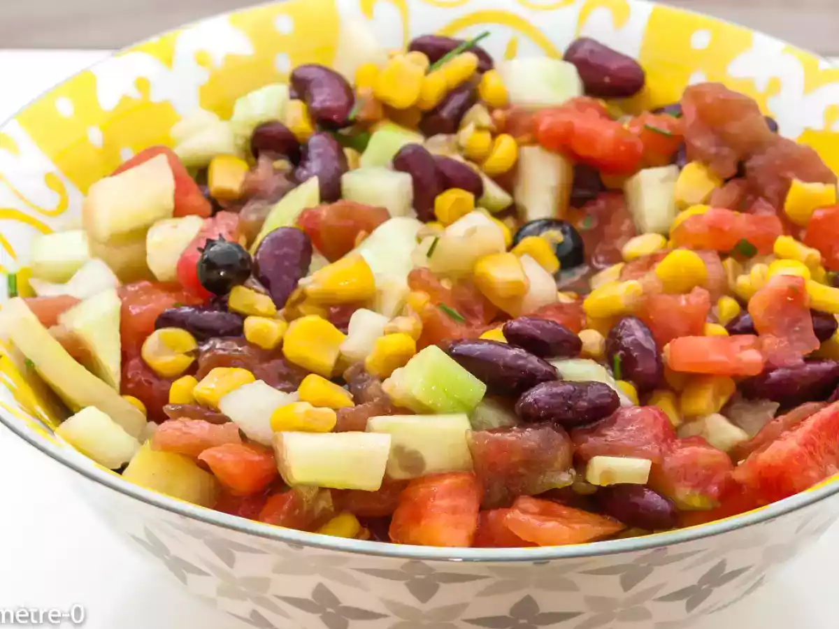 Salade de tomates, concombre, haricots rouges et maïs
