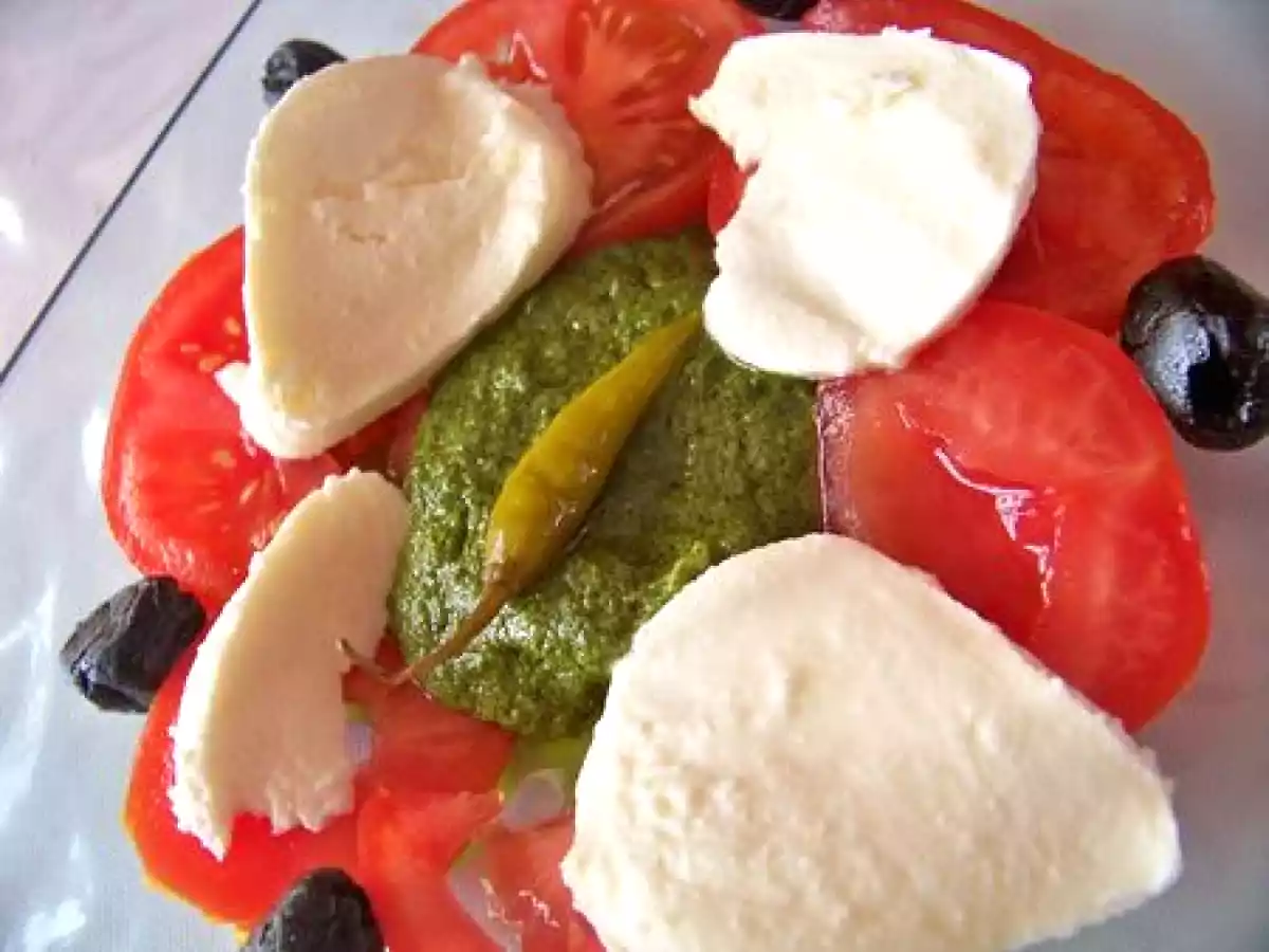 Salade de tomates de mozzarella et pesto (basilic)