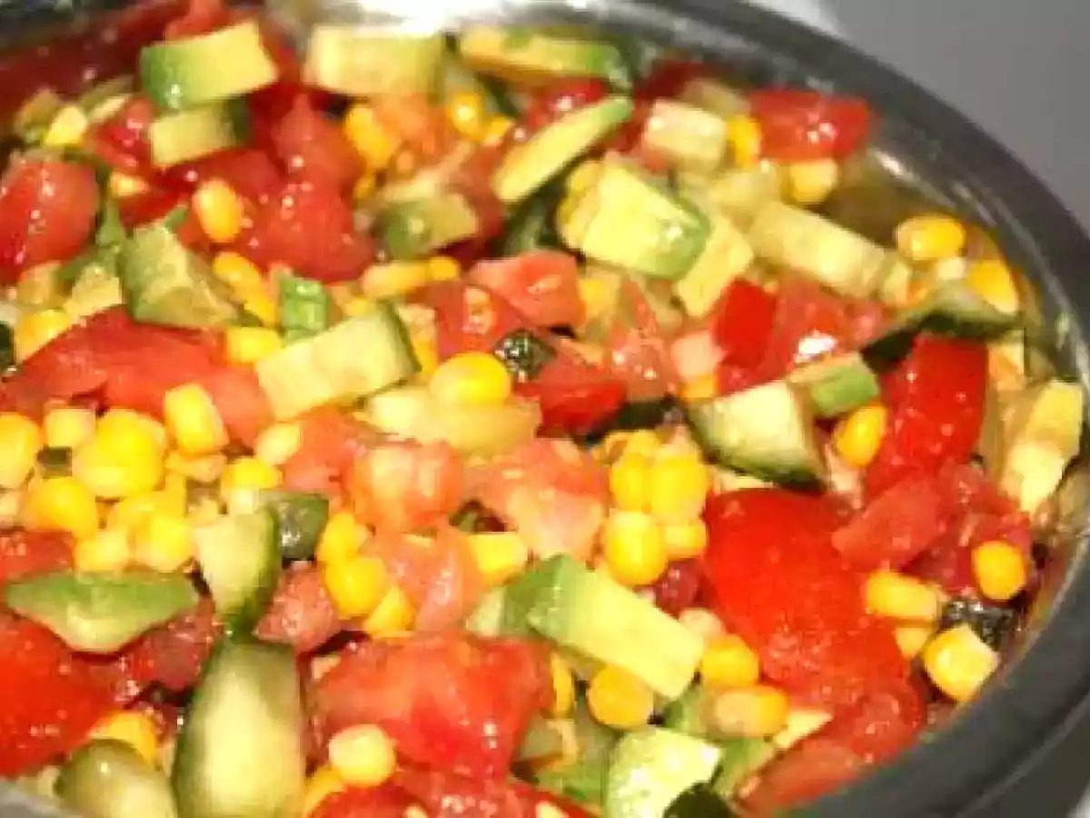 Salade de tomates et avocats au vinaigre balsamique blanc