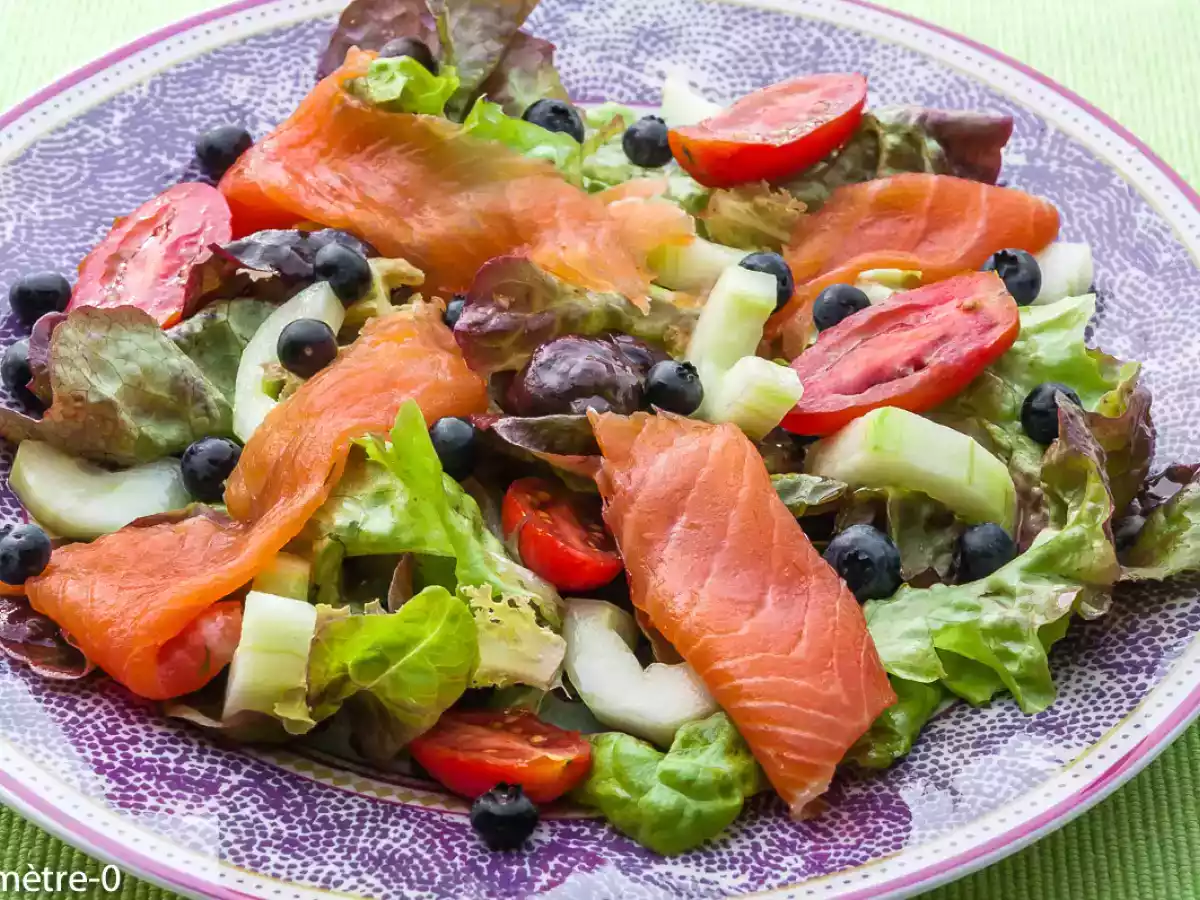 Salade de truite fumée, myrtilles, concombre et tomates