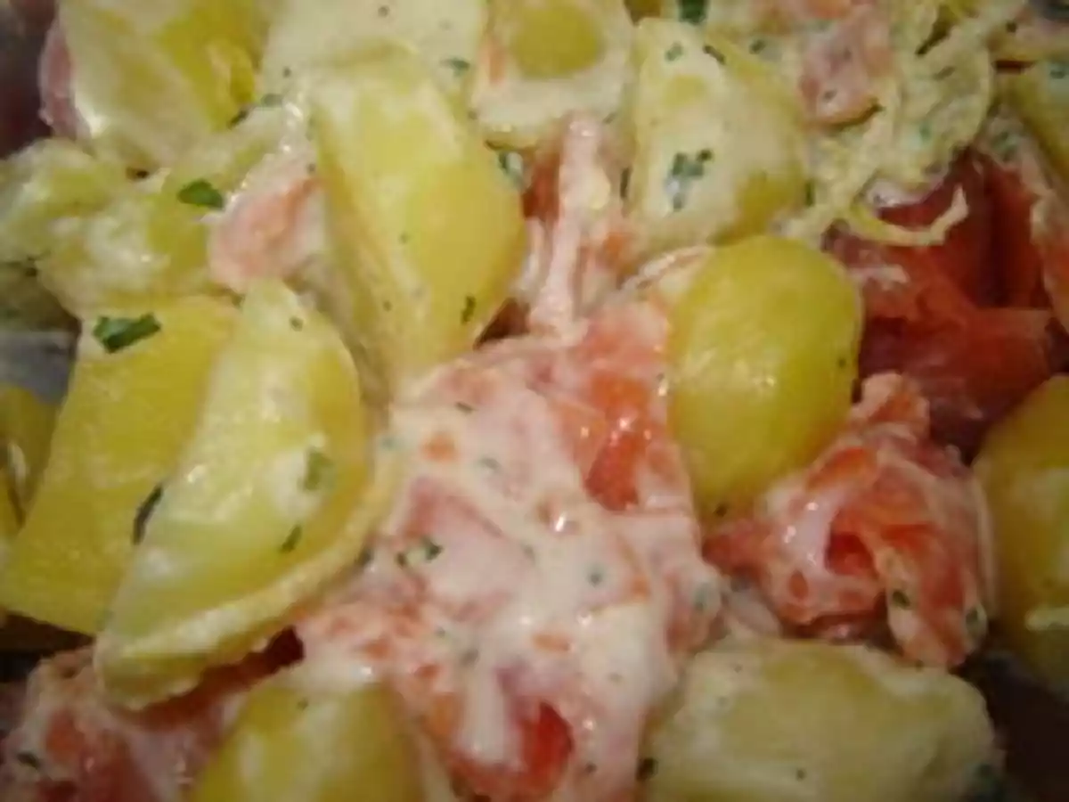 Salade de truite fumée, pommes de terre nouvelles et raifort.