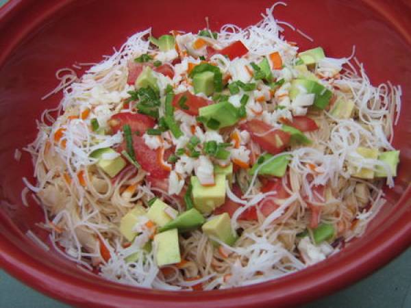 Salade de vermicelle de riz, avocat et surimi