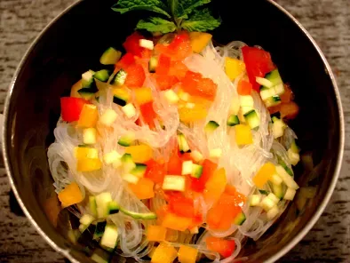 Salade de vermicelles de soja et dés de légumes