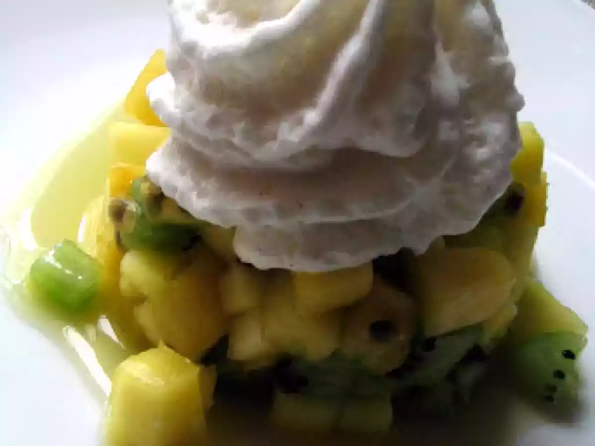 Salade des fruits à la Pina Colada - Früchtesalat mit Pina Colada-Espuma