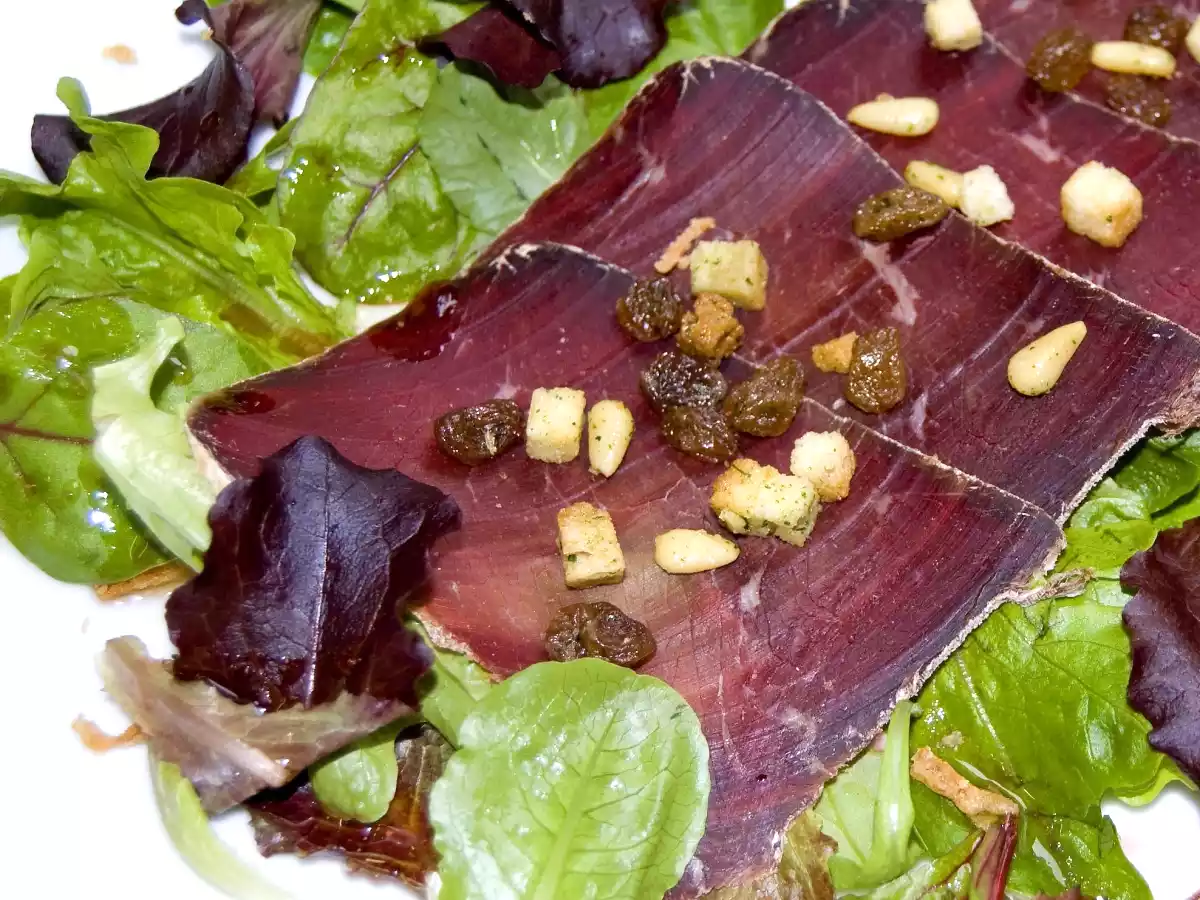 Salade des grisons, vinaigrette à la mélasse de grenades