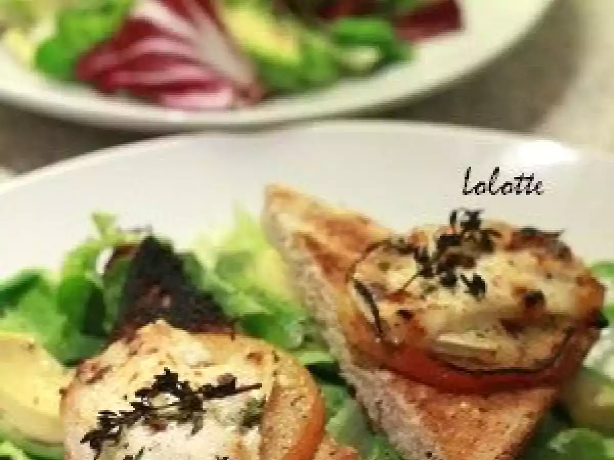 Salade douceur aux toasts de chèvre, pommes rôties, miel de lierre et thym citron