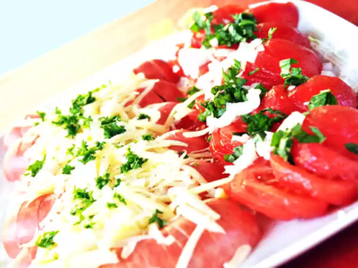 Salade Estivale aux parfums d'Alsace : Gruyère, Cervelas & Tomates