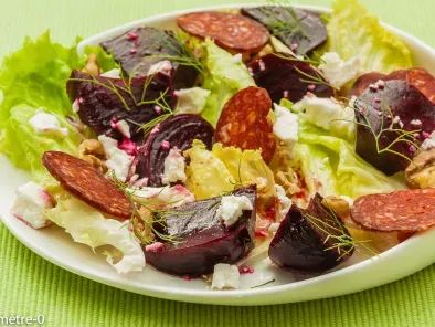 Salade facile de betterave, chorizo et fêta