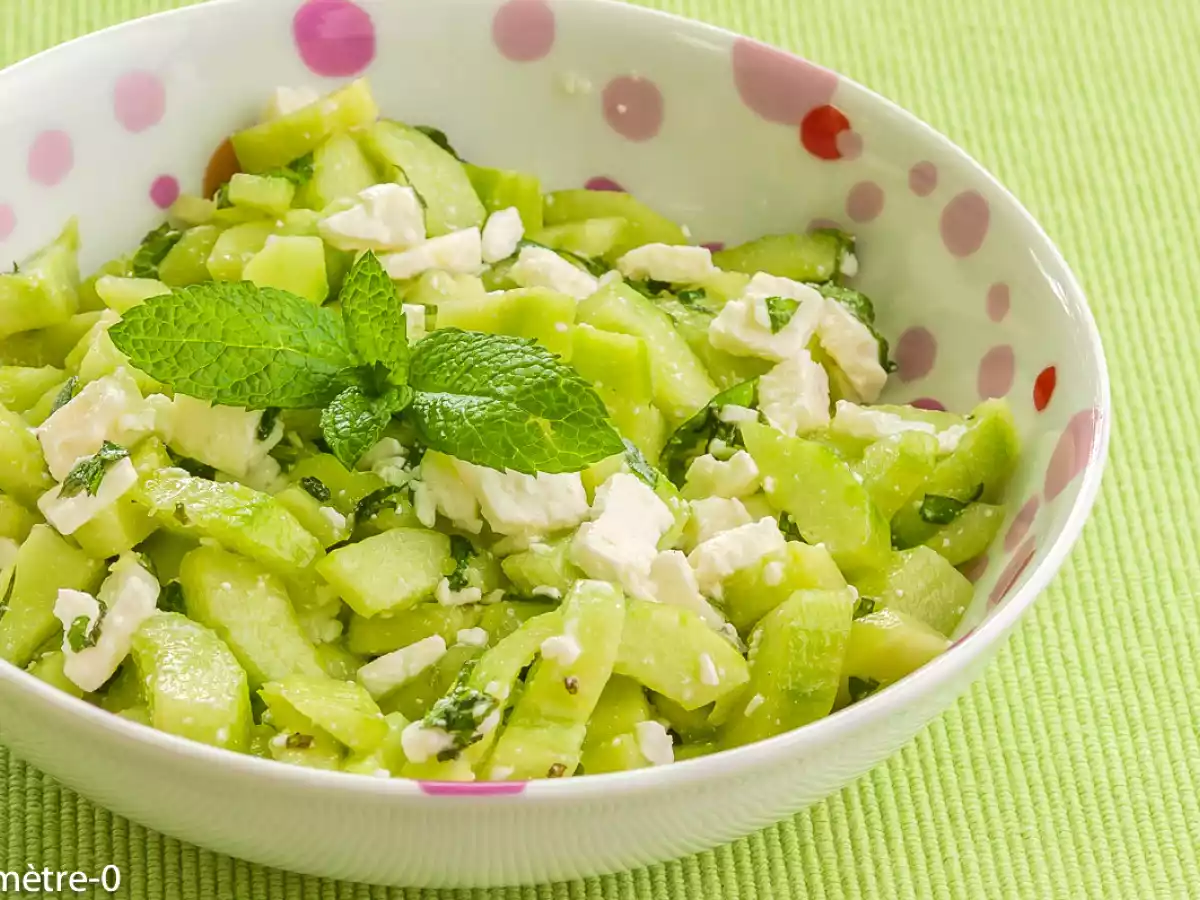 Salade facile de concombre à la fêta et la menthe