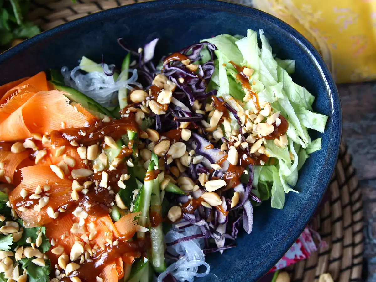 Salade façon rouleau de printemps et sa sauce relevée à la cacahuète - photo 2