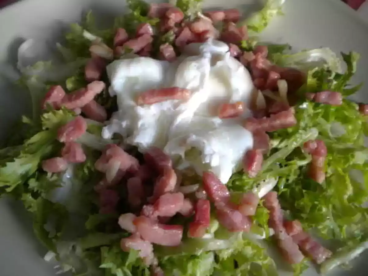 Salade Frisée à l'ail et Oeuf Poché