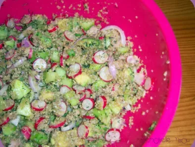 Salade girly : quinoa-avocat-thon-radis-concombre...