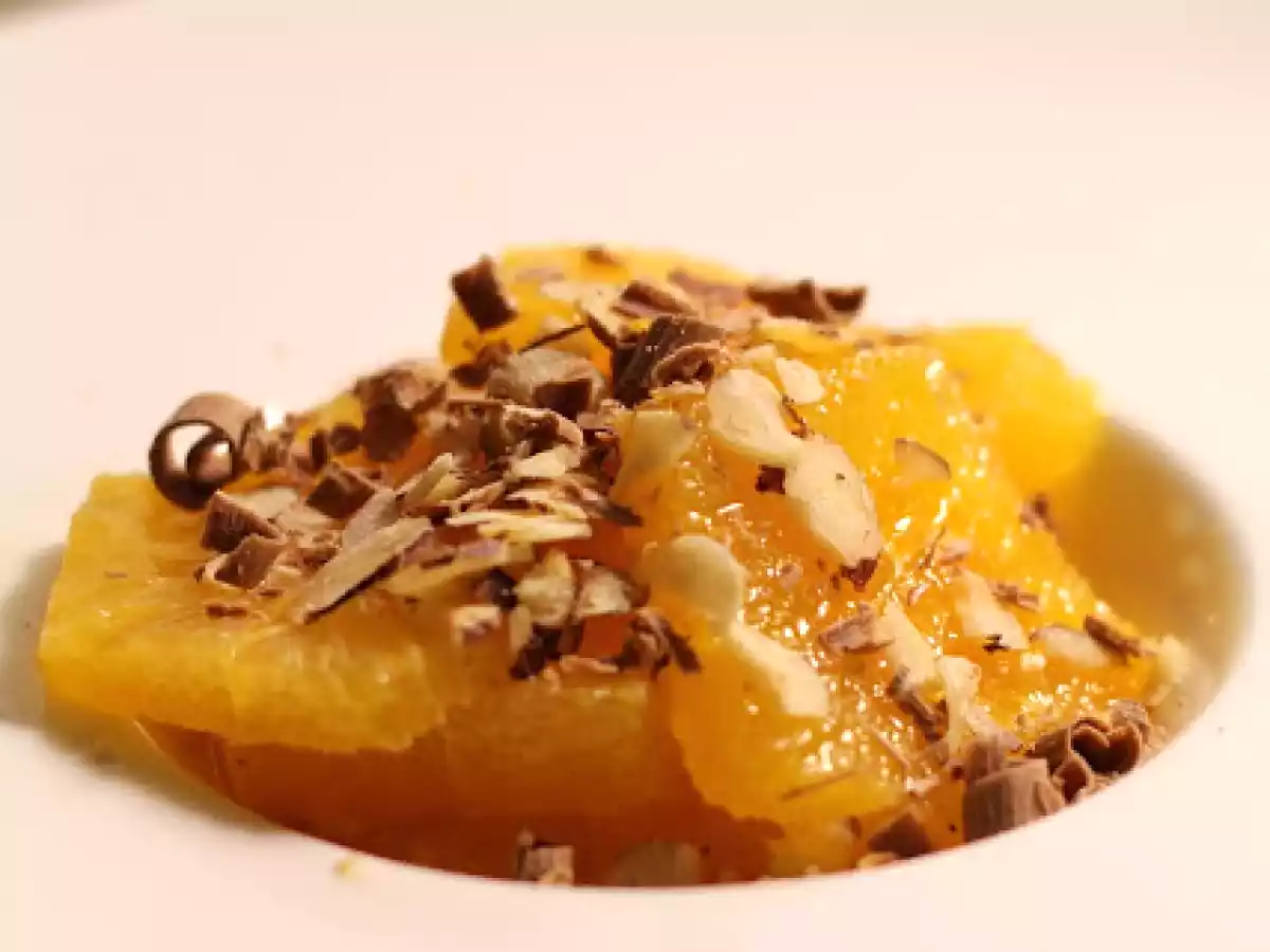 Salade gourmande d'oranges au sirop vanillé, amandes et copeaux de chocolat