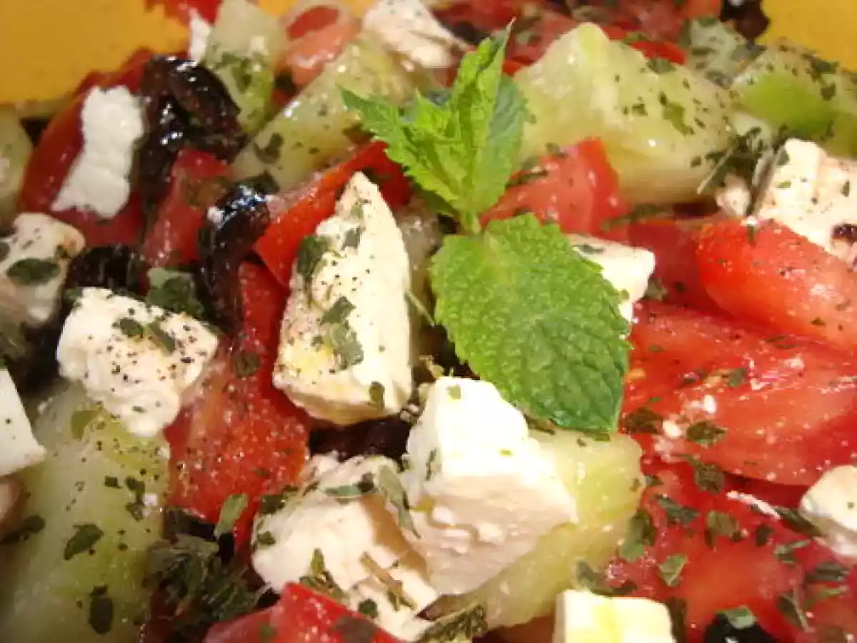 Salade grecque : Féta, concombre, tomates et olives noires