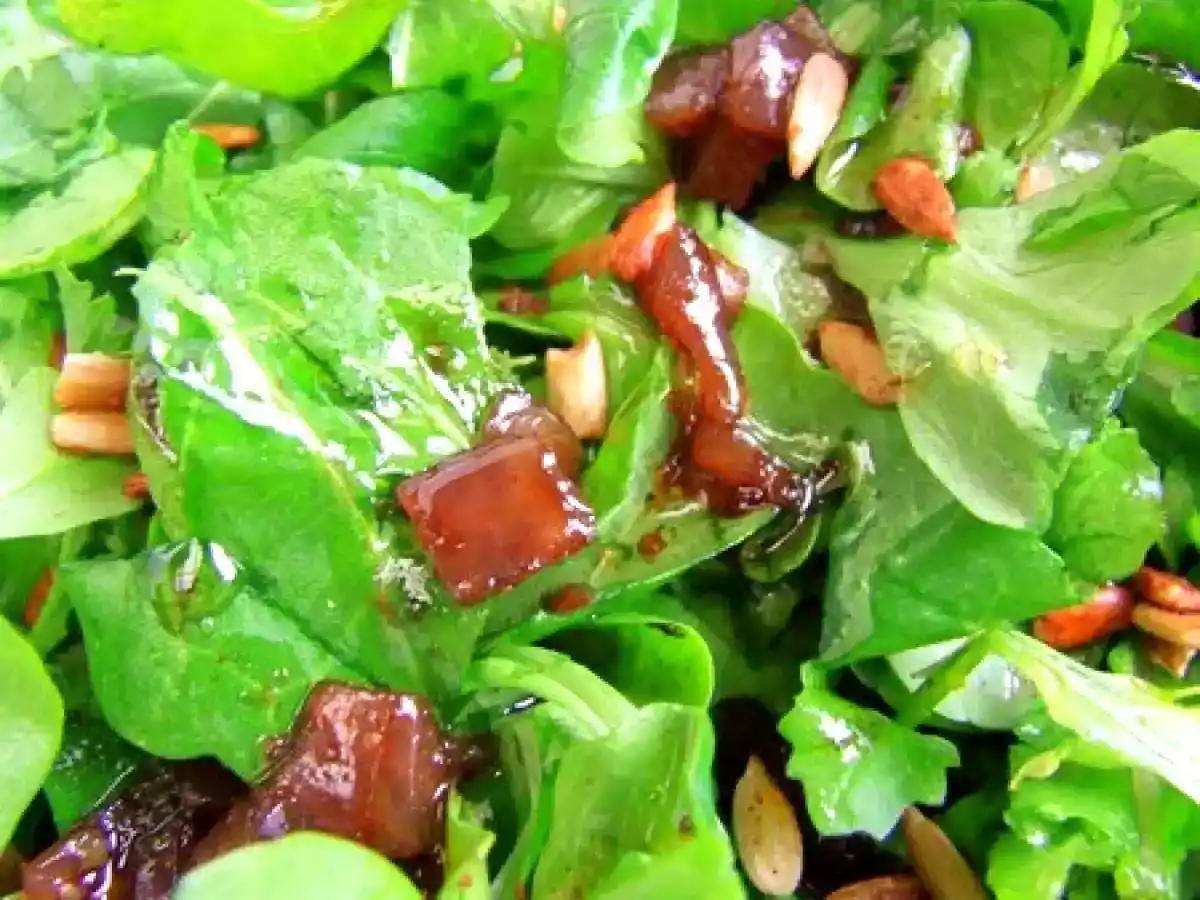 Salade hivernale: mâche, roquette, coriandre & graines de tournesol caramélisées, ...