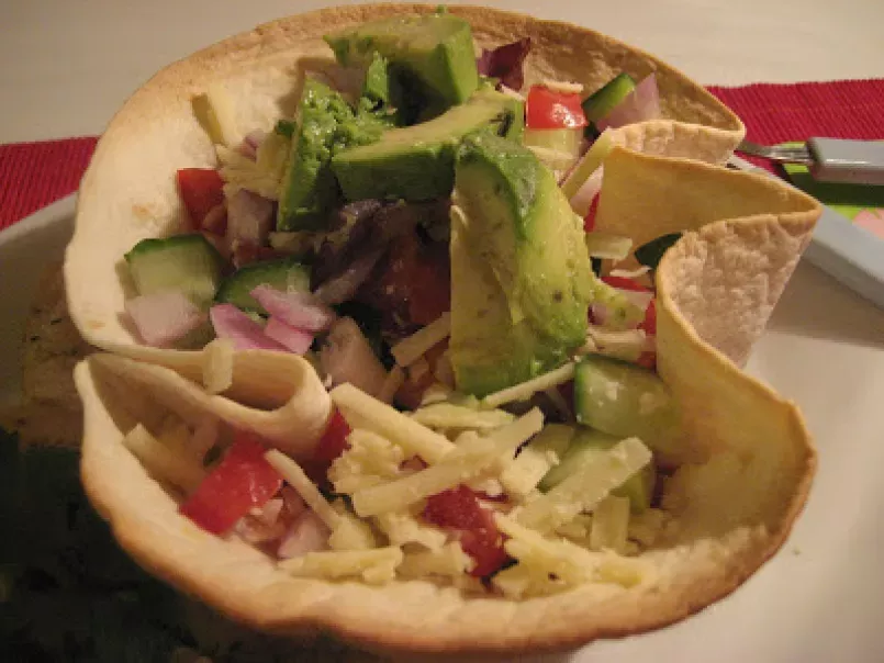 Salade mexicaine dans un bol de tortillas