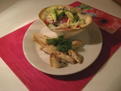 Salade mexicaine dans un bol de tortillas - photo 2