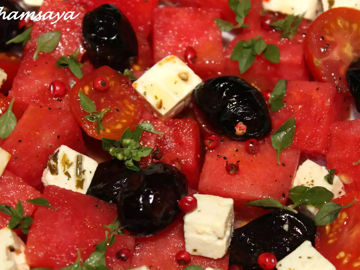 Salade pastèque, feta, tomates cerises et baies roses