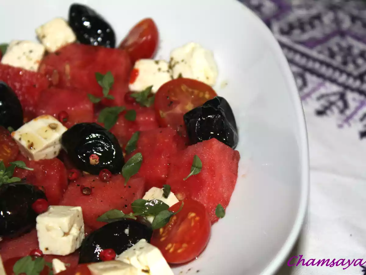 Salade pastèque, feta, tomates cerises et baies roses - photo 2