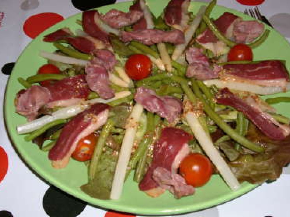 Recette de salade périgourdine au foie gras et noix