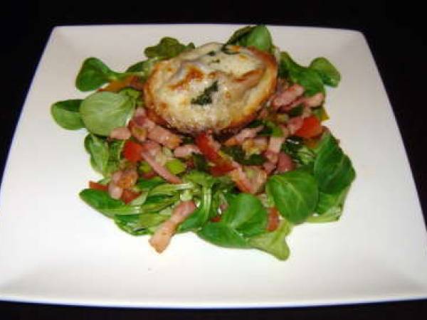 Salade printanière à l'aillet et son toast de serrano et mozzarella