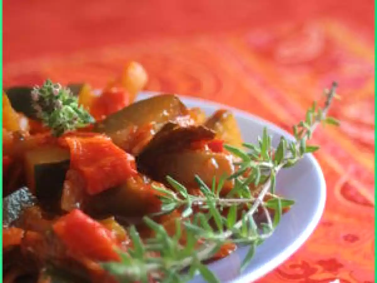 Salade printanière aux poivrons et aux courgettes