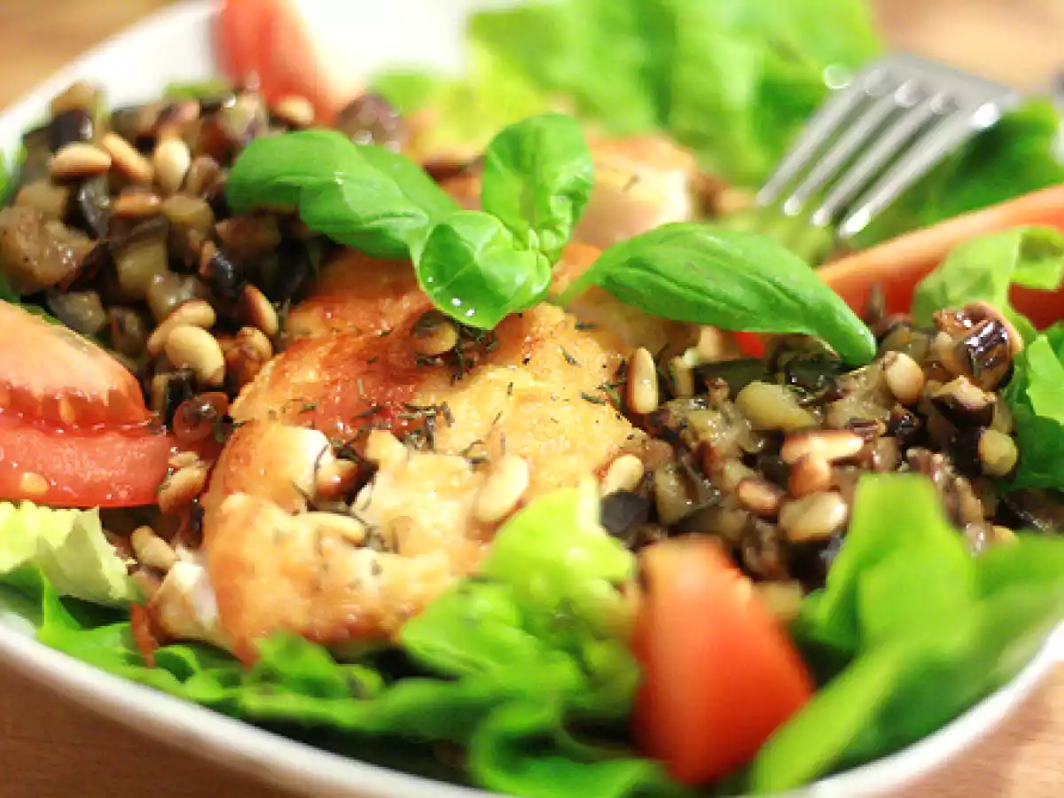 Salade provençale au poulet, aubergine & pignons grillés