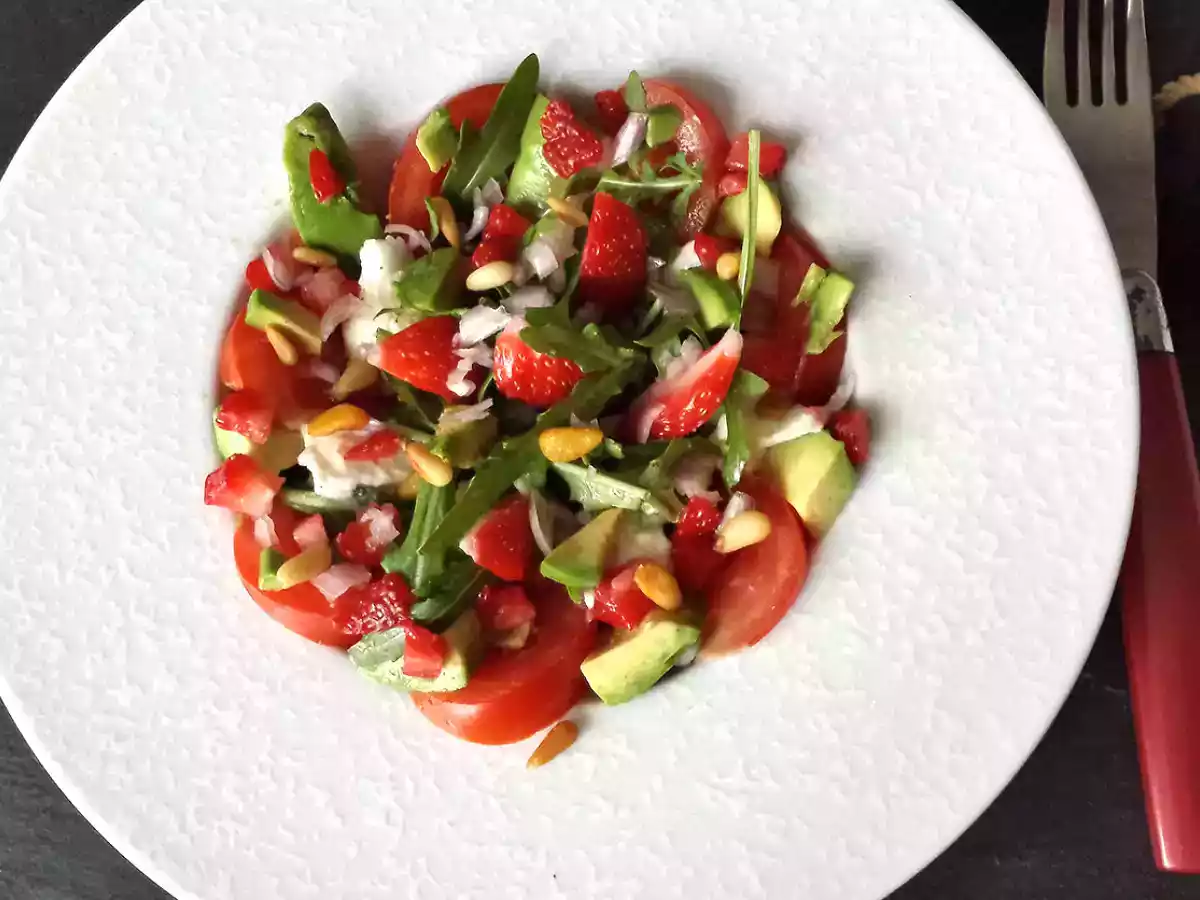 Salade roquette, tomate, avocat, fraise - photo 3