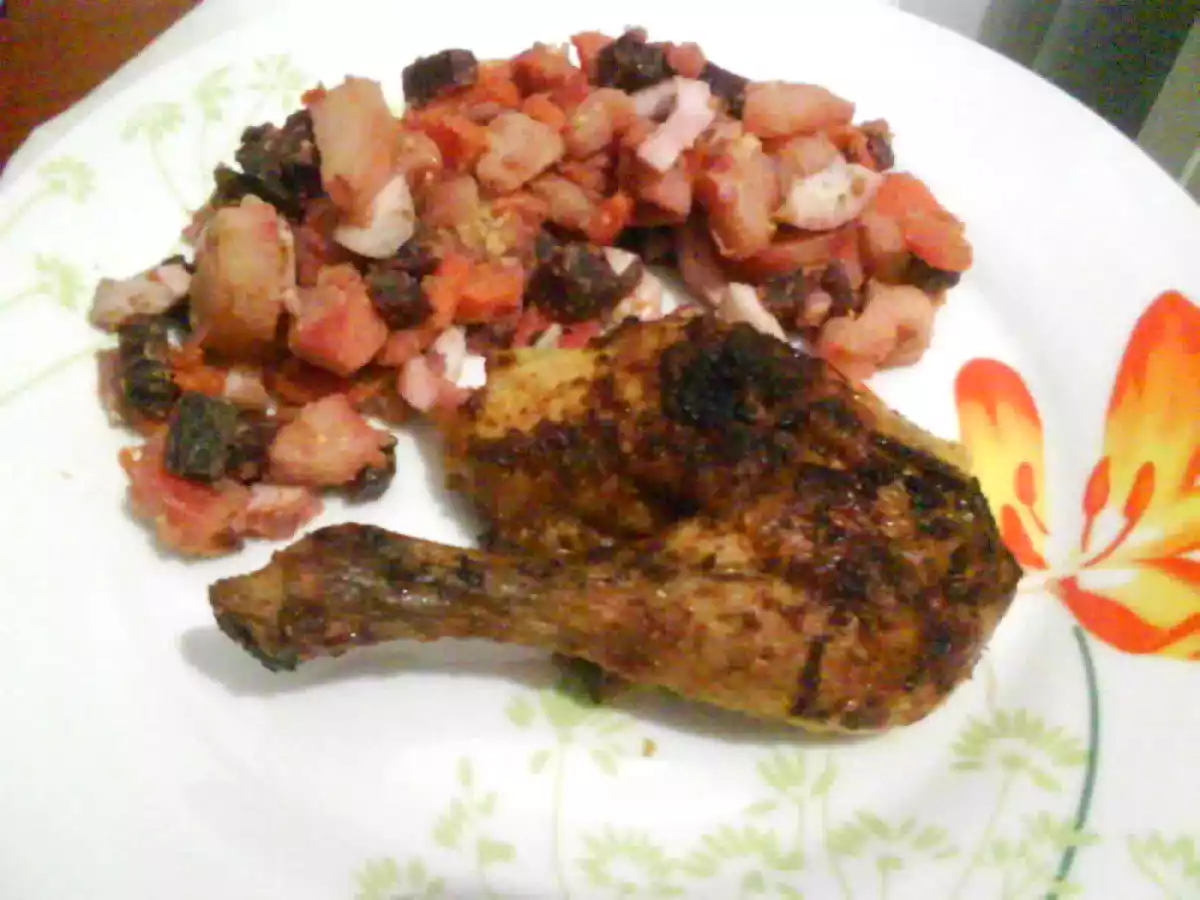 Salade russe et poulet rôti au four sauce satay