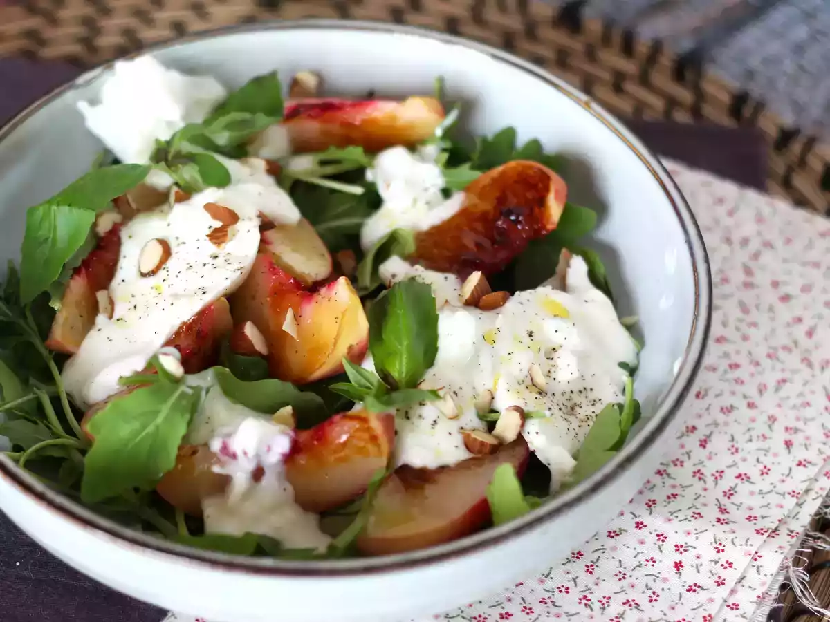 Salade sucrée salée aux pêches rôties, roquette et burrata (les douces saveurs d'été)