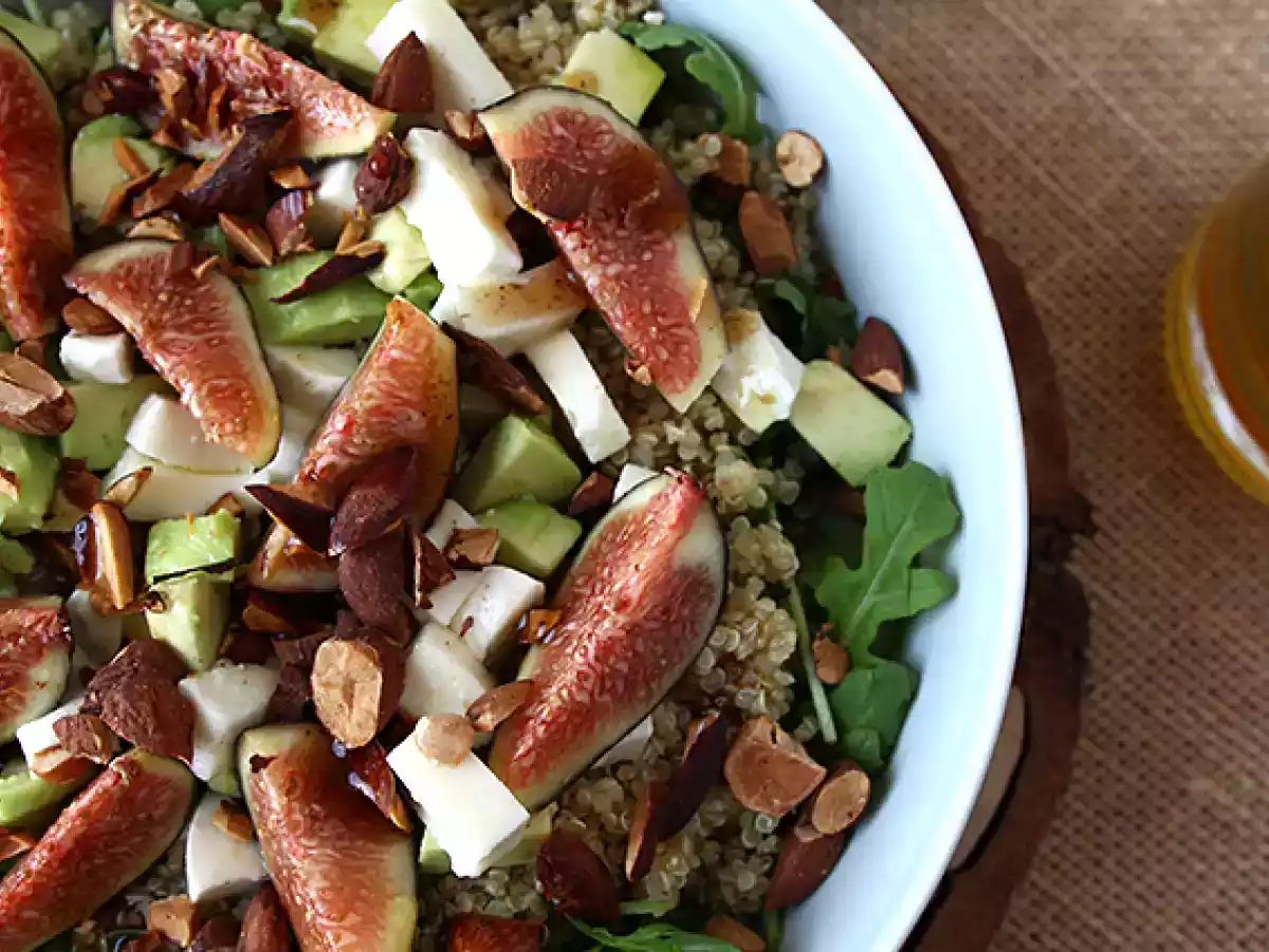 Salade sucrée/salée aux figues, roquette, quinoa, mozzarella et avocat - photo 2