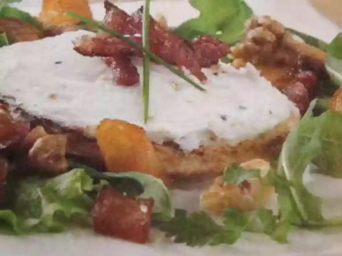 Salade tiède aux lardons, aux pommes et au chèvre