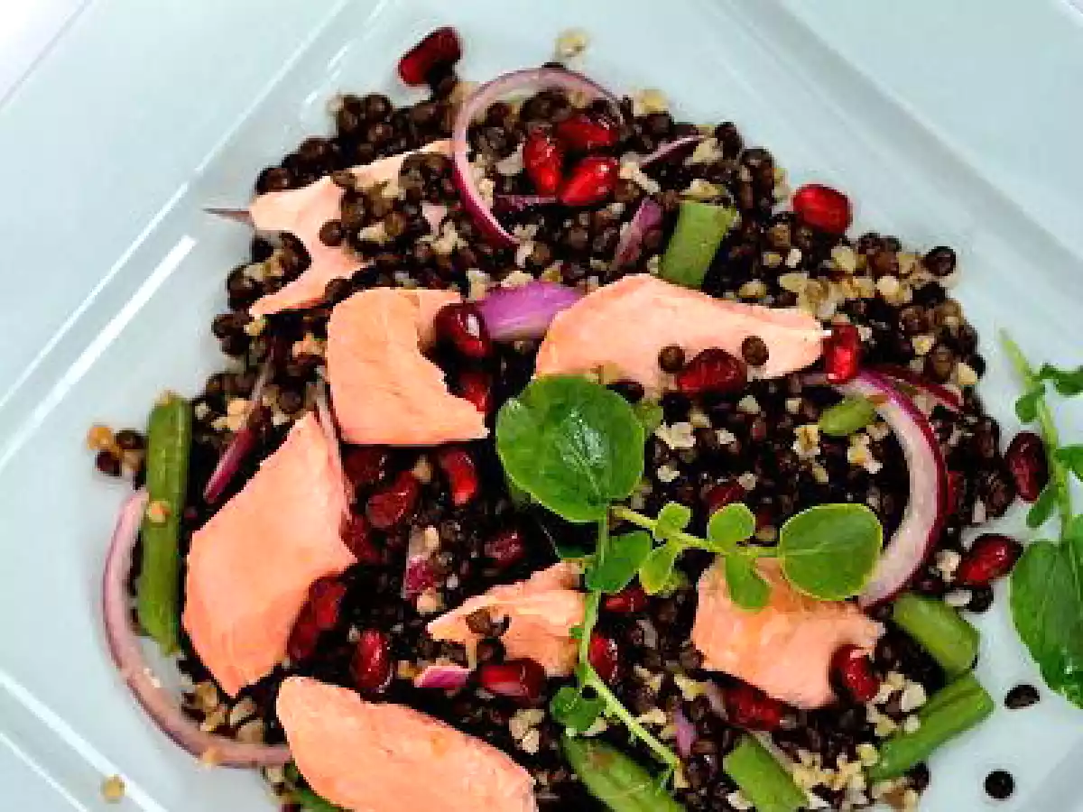Salade tiède aux lentilles beluga, saumon & grenade