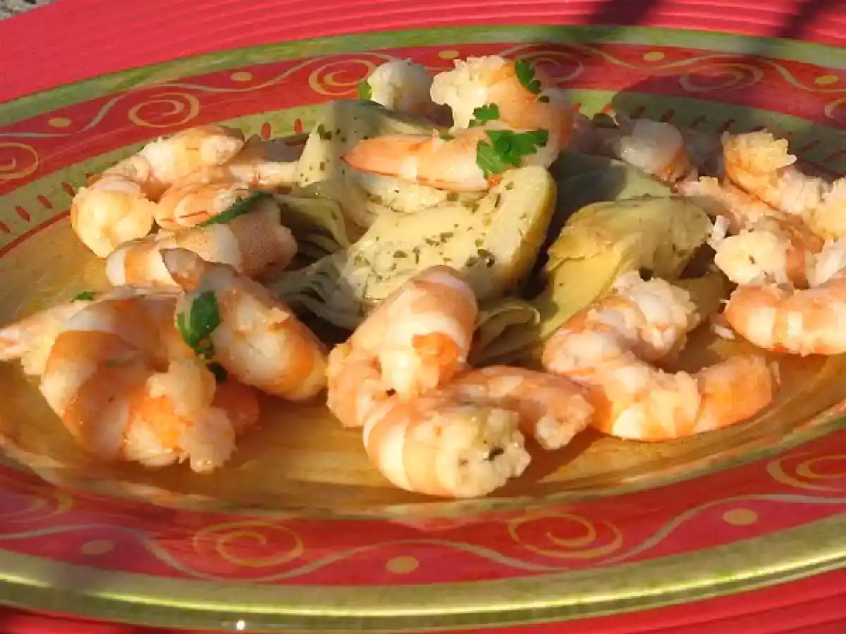 Salade tiède de c?urs d?artichaut et crevettes roses sautées à l'ail