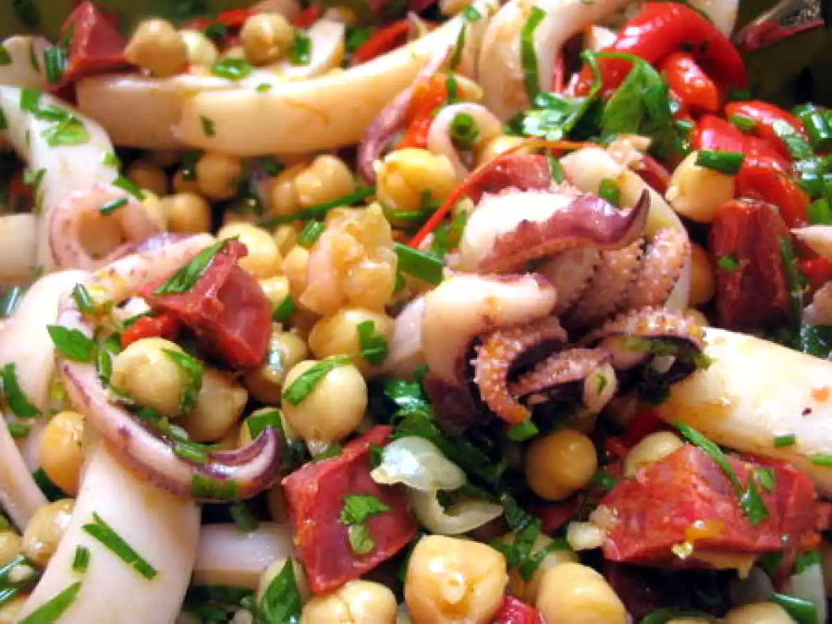Salade tiède ou froide de calamar, pois chiches et chorizo