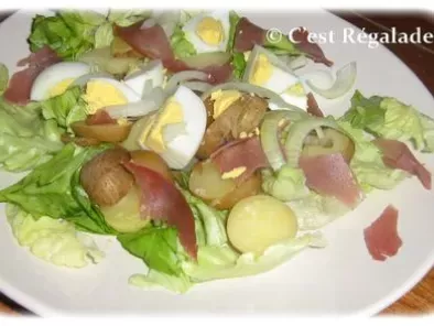 Salade tiède pomme de terre, oeufs durs et bacon