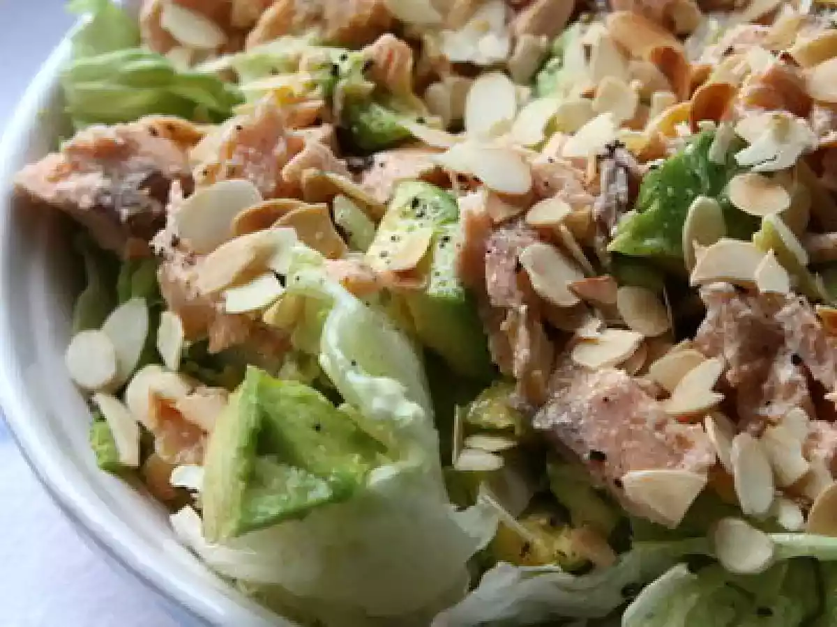 Salade verte au saumon, avocat et amandes grillées