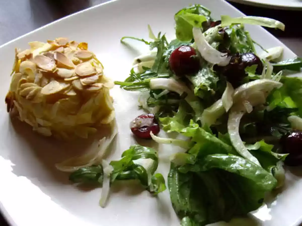 Salades mélees, cerises et fenouil et chevre chaud en croute d'amande