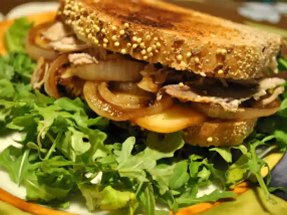 Sandwich à la dinde avec gouda et oignons caramélisés