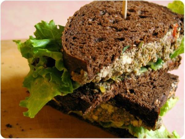 Sandwich à la guacamole de tofu citronnée