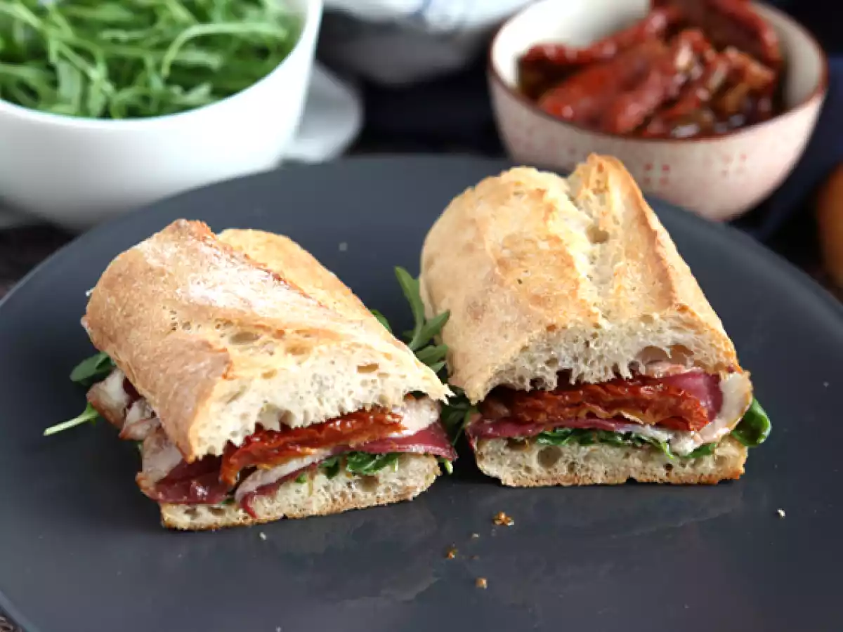 Sandwich au magret fumé, tomates séchées, roquette et balsamique